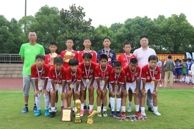 尼尔森：深圳青年人很强、组织也很好 彭啸：很高兴与新鹏城续约